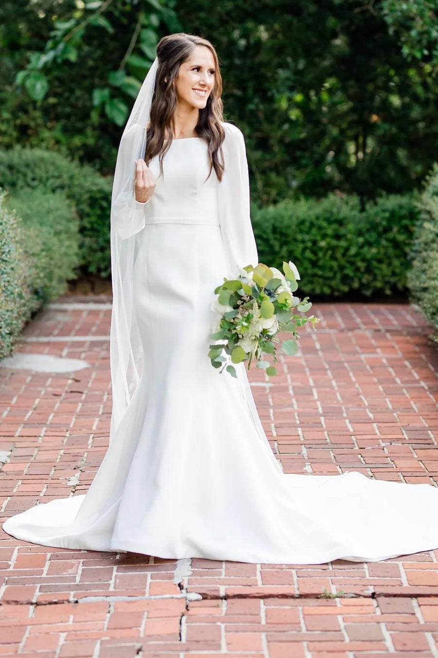 Vestido de novia largo de corte trompeta con manga larga y cola larga